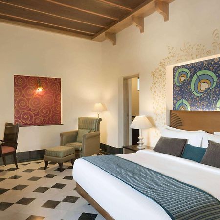 Ramada Udaipur Resort & Spa Extérieur photo