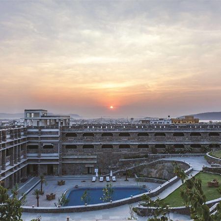 Ramada Udaipur Resort & Spa Extérieur photo
