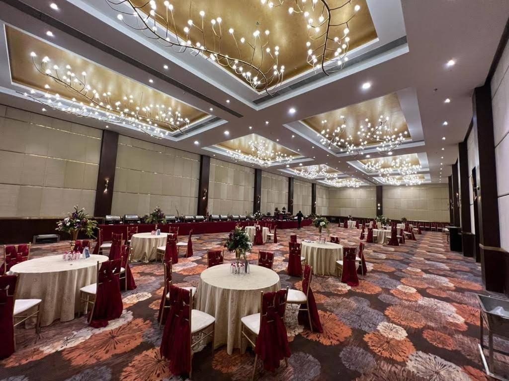 Ramada Udaipur Resort & Spa Extérieur photo