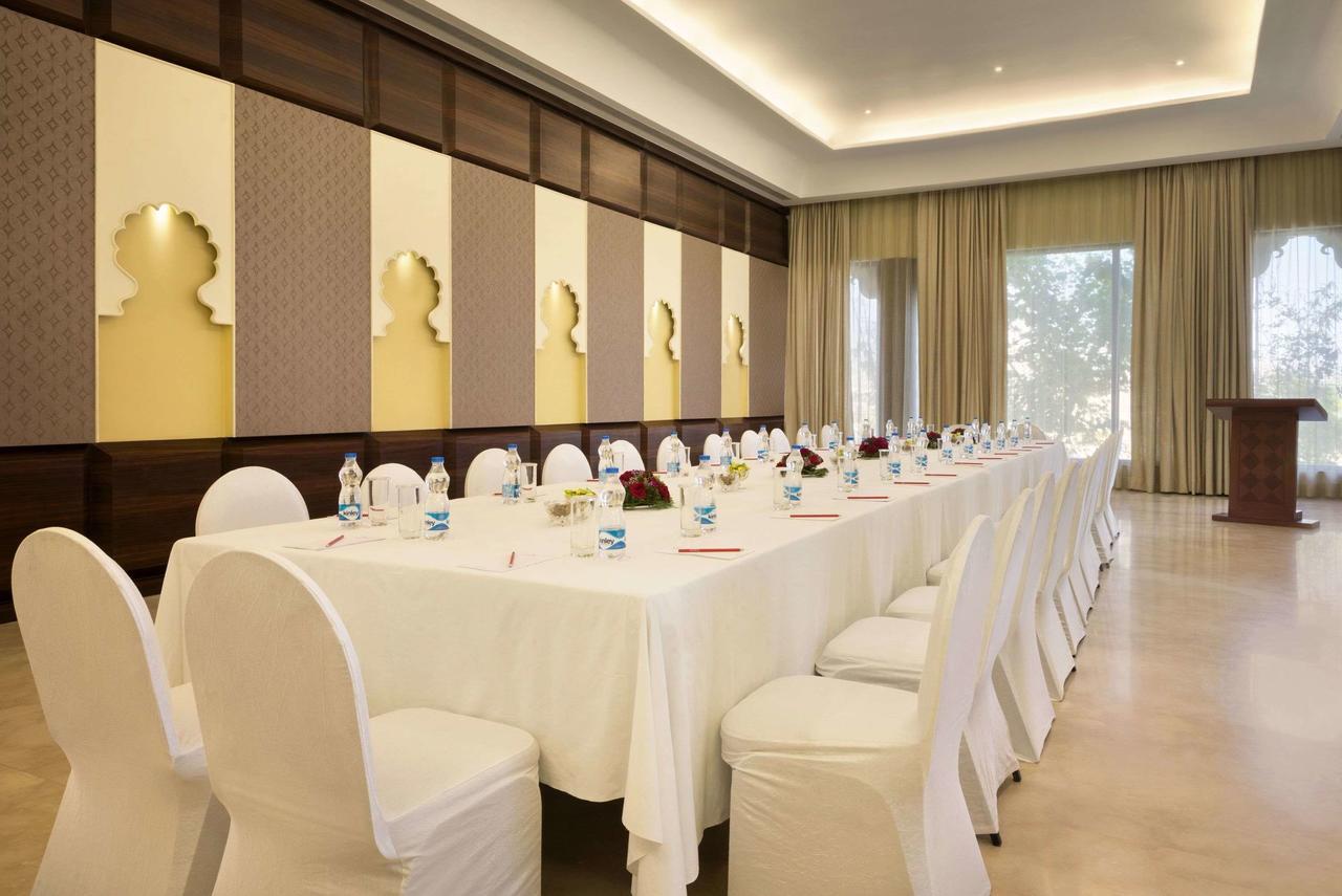 Ramada Udaipur Resort & Spa Extérieur photo