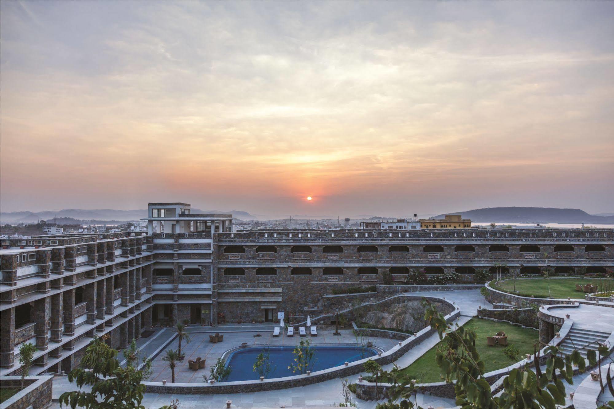 Ramada Udaipur Resort & Spa Extérieur photo
